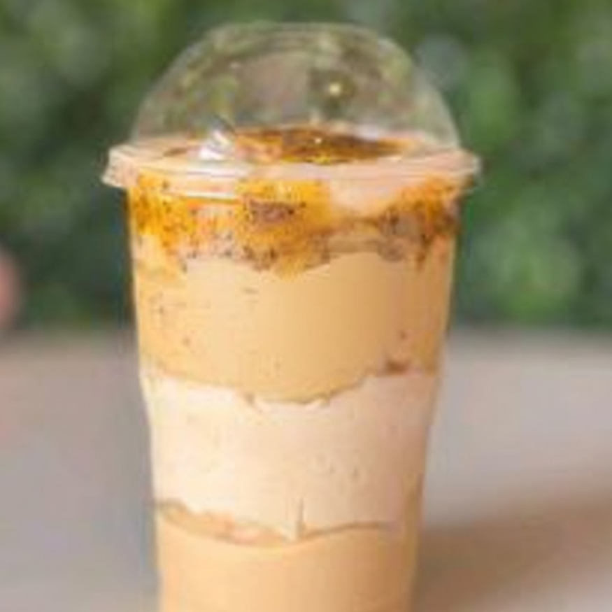 Combinado camada de recheio cremoso de Ninho, intercalando com mousse de Ninho e recheio de maracujá, feito da própria fruta.