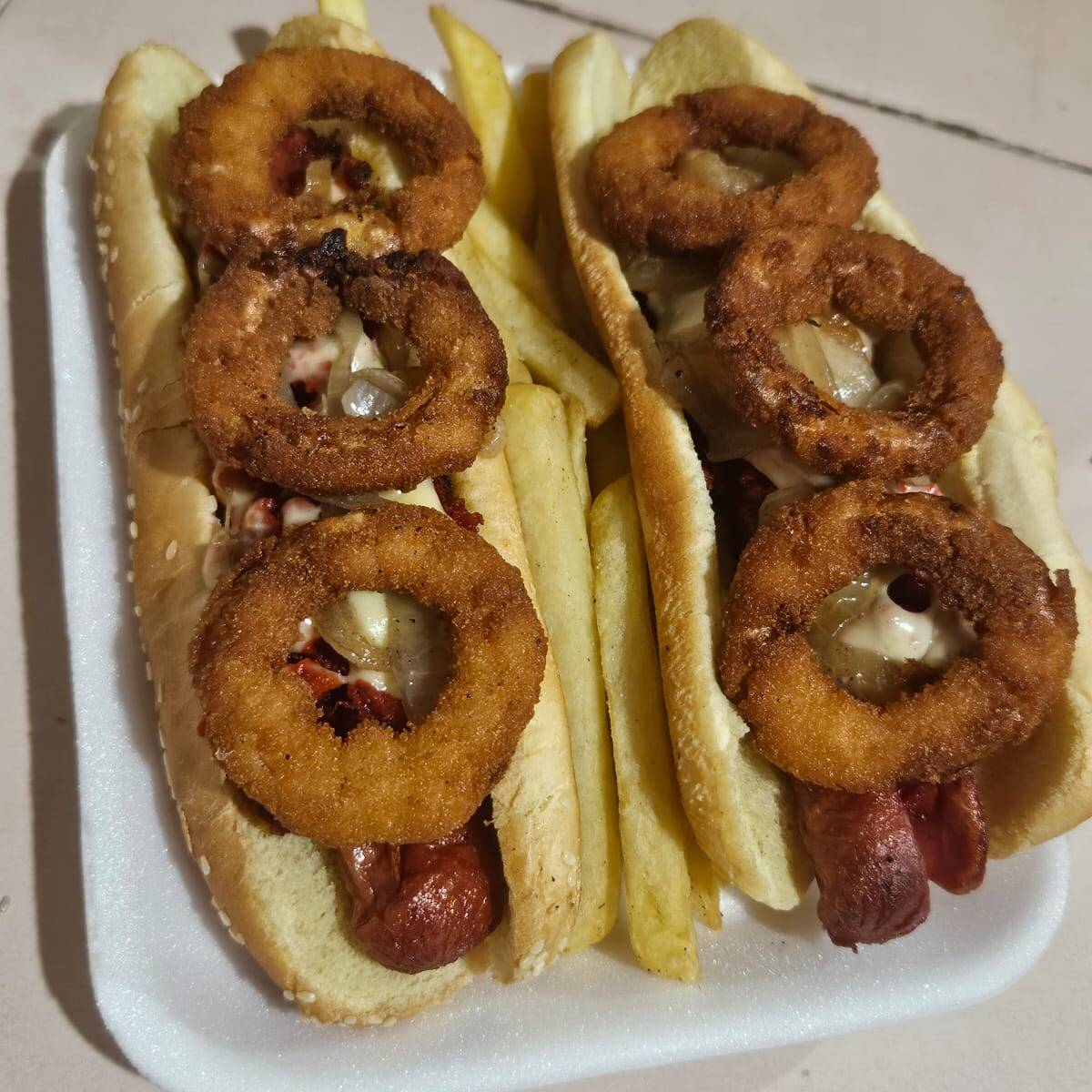 Dogo chorizo rojo más 3 aros de cebolla
