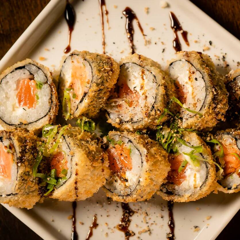 Hot Filadélfia recheado com salmão fresco gralhado e cream cheese, empanado e frito na medida certa.
Acompanha 1 hashi, 1 sachê de shoyo e 1 sachês de teriyaki