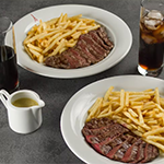 Compartilhar com 2 pessoas. (300g de proteína no total in natura), um suculento corte de carne nobre, grelhado à perfeição no ponto de sua preferência. Servido com duas porções de batatas fritas e acompanhadas com duas unidades do nosso delicioso e exclusivo molho secreto 80 ml e duas bebidas a sua escolha...

- Relação Peso in natura x peso grelhado

Batatas fritas 300 gramas (peso in natura) cada porção. São duas porções de batatas. 

São duas steaks de carnes in natura (crua) com 150 gramas cada, selados no estojo da mesma embalagem.