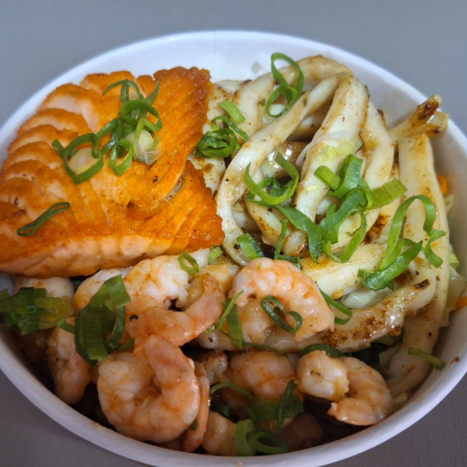 Salmão, lula , camarão ,arroz japones branco, legimes ,cenoura ,brocolis ,finalizado com cebolinha.