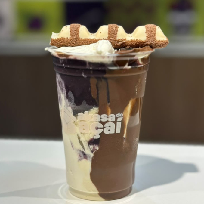 Açai cremoso no copo de 300 ml com leite em pó, mousse de Ninho, creme de de avelã e finalizando com chocolate Kinder Bueno.