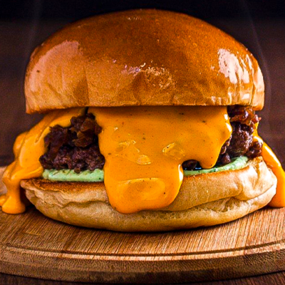 Blend de 200g Suculento, Dobro de Cheddar Cremoso, Alface Fresca e Tomate No Pão Macio Para Uma Explosão de Sabor Que Vai Te Viciar!