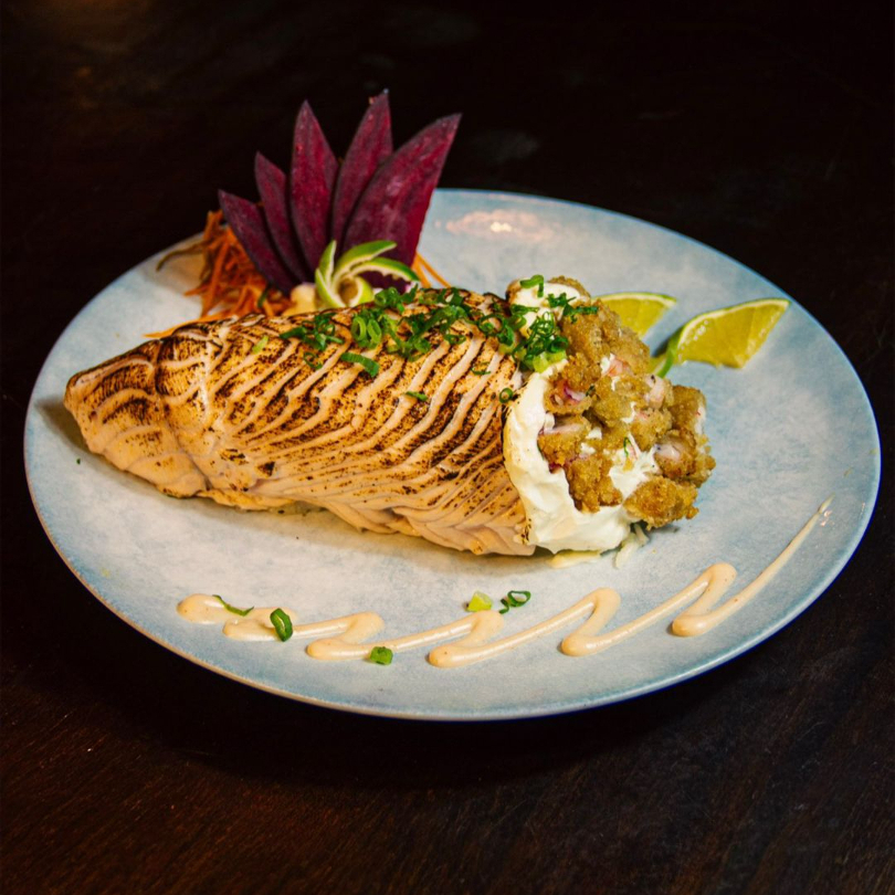 recheado com camarao empanado, arroz e creme chese com uma lamina de salmao em cima maçaricada