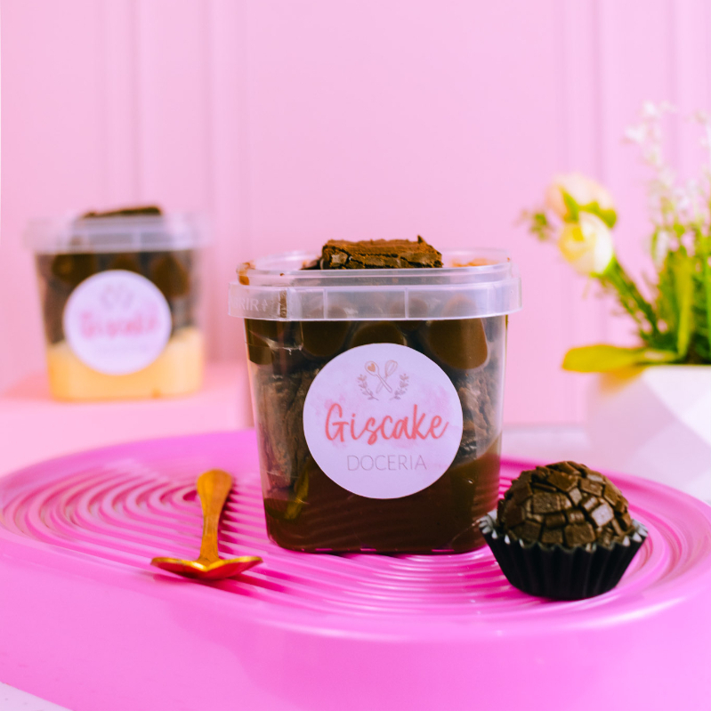 Brigadeiro cremoso com pedaços de brownie meio amargo.