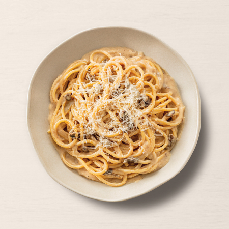 Um clássico cheio de sabor. Spaghetti cozido no ponto ideal, servido com um molho funghi aromático, envolvente e cheio de personalidade. Cremosidade e sabor marcante em cada garfada.