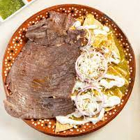 Chilaquiles verdes con cecina natural