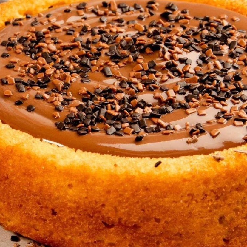 Deliciosa Massa caseira de Bolo de Cenoura com Cobertura de Brigadeiro ao leite super cremoso, finalizado com flakes belga. Nosso bolo é delicado e fofinho, feito com muito cuidado para manter sua maciez e sabor caseiro. Por ser um produto sensível, pode sofrer leves alterações durante o transporte. Não realizamos trocas em caso de movimentação no delivery.