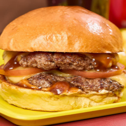 Pão de Brioche, maionese Barufs, 02 smash burguer, barbecue, tomate e 02 fatias de queijo prato.