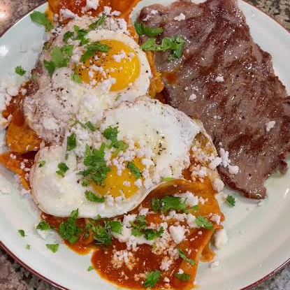 Chilaquiles Rojos con Asada de Cerdo y Huevo Frito
