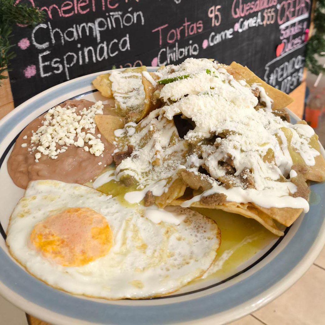 Chilaquiles Rojos o Verdes con huevo