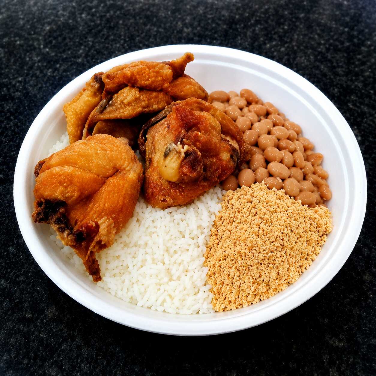Arroz, feijão, sobrecoxa desossada a passarinho, farofa mandioca temperada