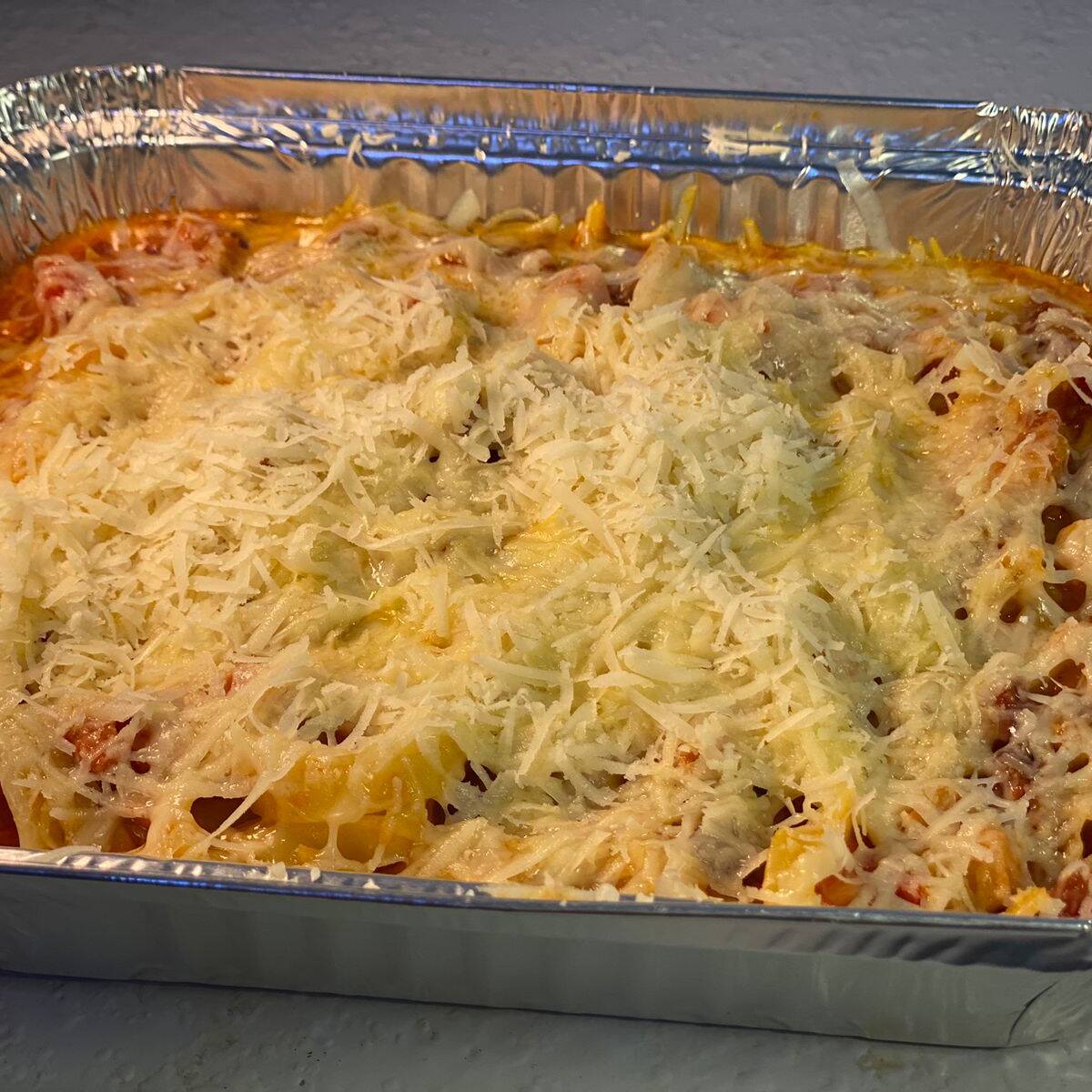 Massa ao nosso molho cremoso e aveludado, com bacon crocante e saboroso, finalizada com parmesão. Uma experiência cremosa e irresistível a cada garfada.
