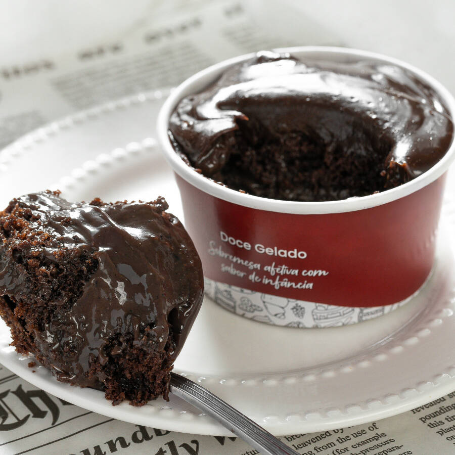 Delicioso bolo massa de chocolate com recheio e cobertura de creme de chocolate belga ao leite.