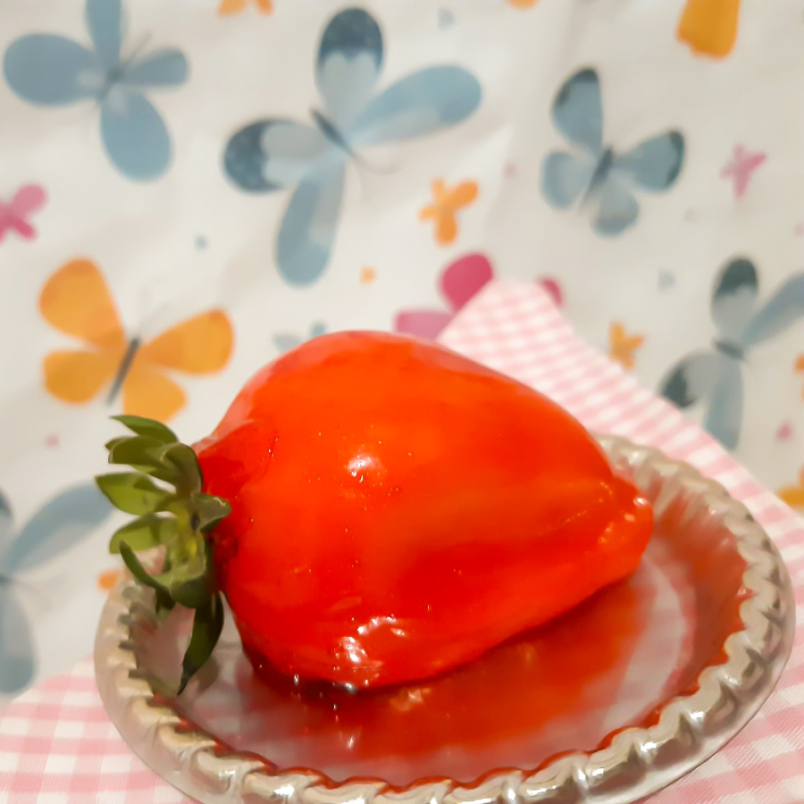 O amor e a gentileza, é uma via de mão dupla. Por favor, tenham gentileza e amor nas palavras. Desde a criação de cada produto, a compra dos ingredientes, a produção, colocar na embalagem e na sacola, trabalhamos para entregar o melhor doce e produto para você! Prestem atenção nas informações, sempre estamos atentos as mensagens no chat, fale conosco. Verificamos avaliações maldosas porque faltaram algumas gramas, porque a pessoa não gostou, nós sabemos o que entregamos, estudamos e aprimoramos muito para levar o melhor, então, esperamos que recebam com nossos doces e salgados, todo amor, técnica e excelência. Sejam gentis, por gentileza, do lado de cá somos pessoas também.