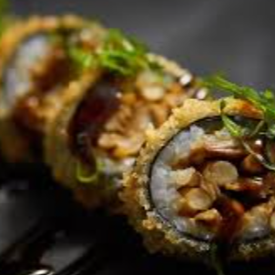 ENROLADO DE NORI COM ARROZ JAPONÊS, EMPANADO E FRITO, RECHEADO AO MEIO COM SHIMEJI, ACOMPANHA CREAM CHEESE