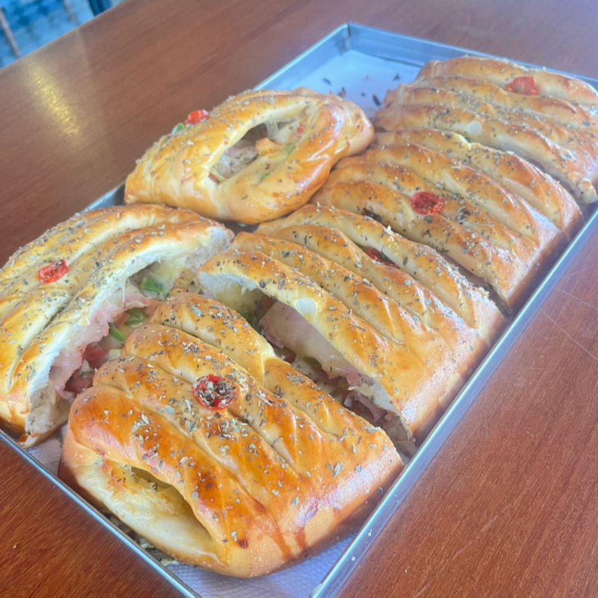 Pão recheado com ingredientes clássicos de pizza, assado até ficar dourado e irresistível.