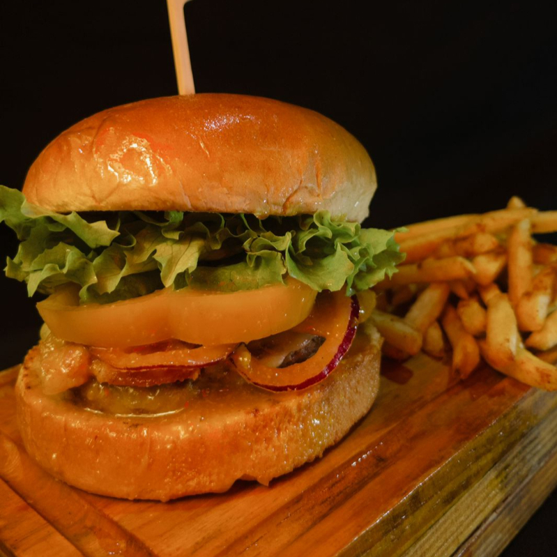 CARNE ANGUS + MOLHO DA CASA + MUÇARELA + PIMENTÃO + BACON + ALFACE + CEBOLA ROXA + MOSTARDA E MEL