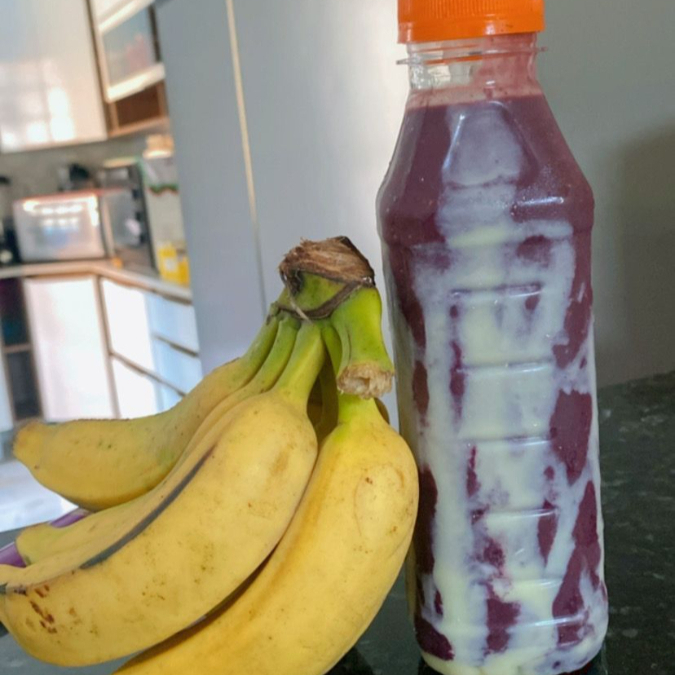 Shake de açaí batido com leite integral, leite condensado, leite em pó e banana. Super refrescante, enviado na garrafinha de 300ml ou 500ml.