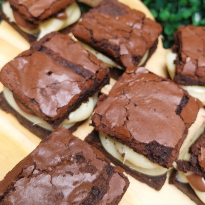 Sandubinha de Brownie com recheio de brigadeiro de Ninho e Nutella! Obs. 80g.