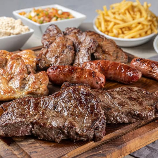 Escolha seu arroz (branco, maluco, à grega ou piamontese) Batata frita, farofa de ovos e molho à campanha - (Contra filé, lombo suíno, filé de frango e calabresa)