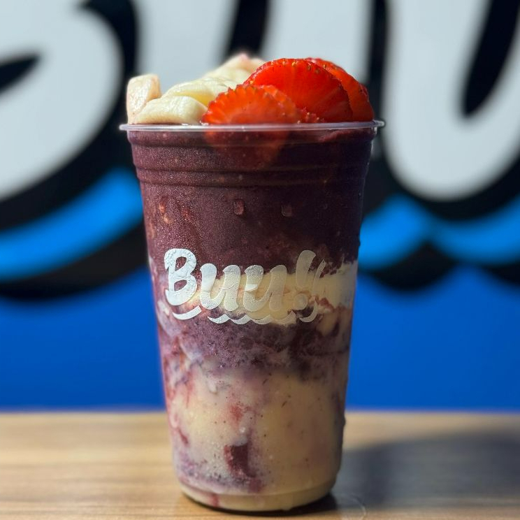 Ingredientes: Açaí Tradicional + Leite condensado + Leite Ninho + Banana + Granola + Morango ou Uva, enviados de acordo com a disponibilidade do Dia.