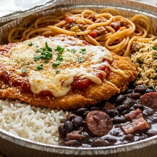 Frango a parmegiana com arroz , feijão, macarrão e farofa.