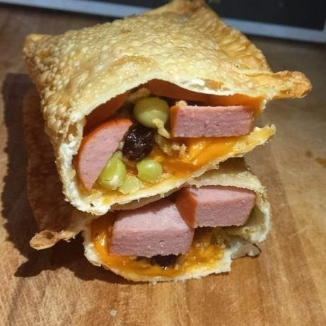 SALSICHA,CHEDDAR,ERVILHA,PASSAS,BATATA PALHA,E MOLHO  BILLY JACK