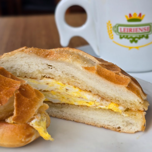 “Pão com ovo simples, lanche com ovo, pão na chapa com ovo, café da manhã.