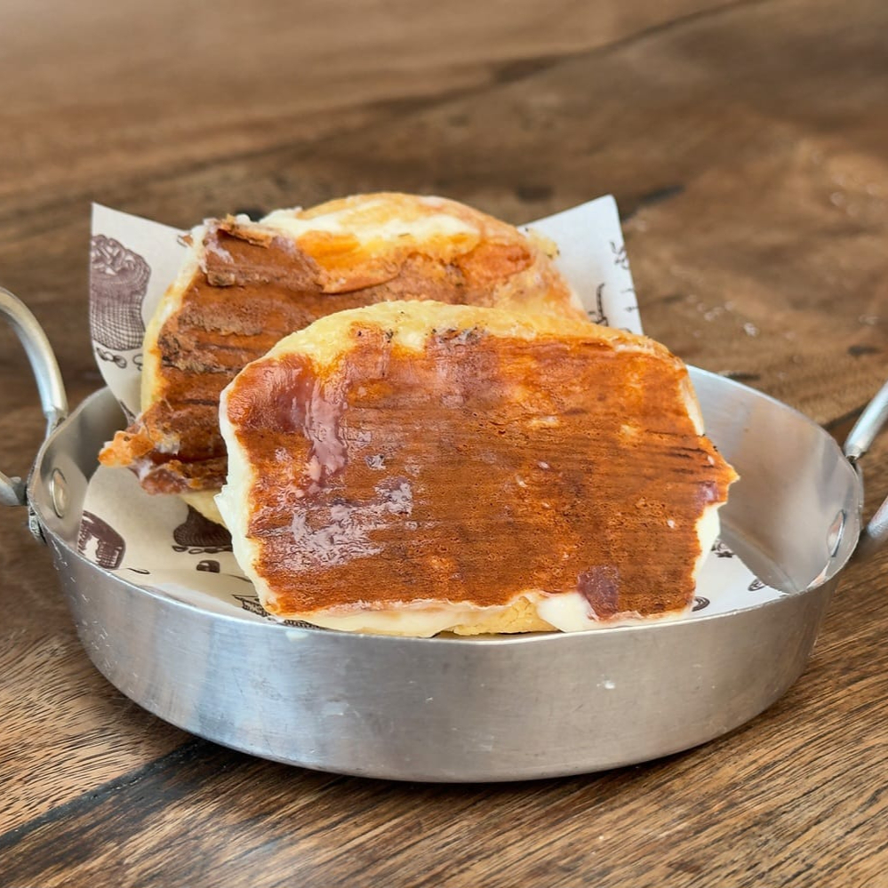 Tostado na chapa com nossa delicioso requeijão de corte.