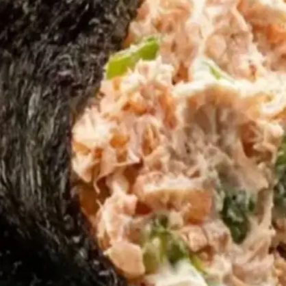 Cone de nori recheado com arroz e pasta de salmão do chefe.