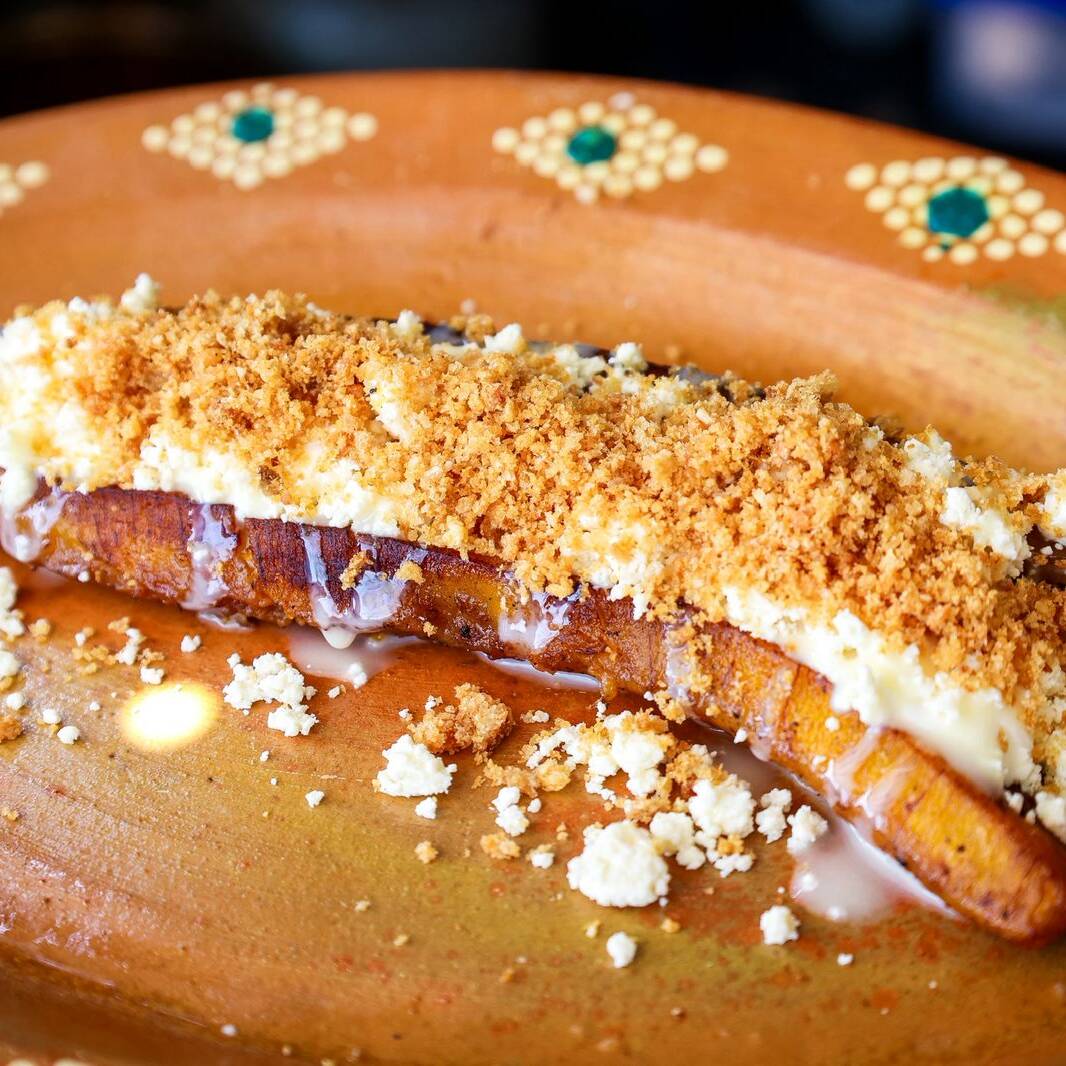 Plátano Frito con Chicharrón