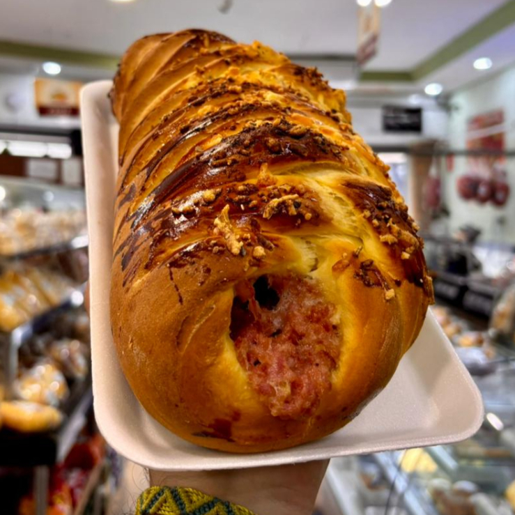 Deliciosa massa folhada trançada super recheada de calabresa