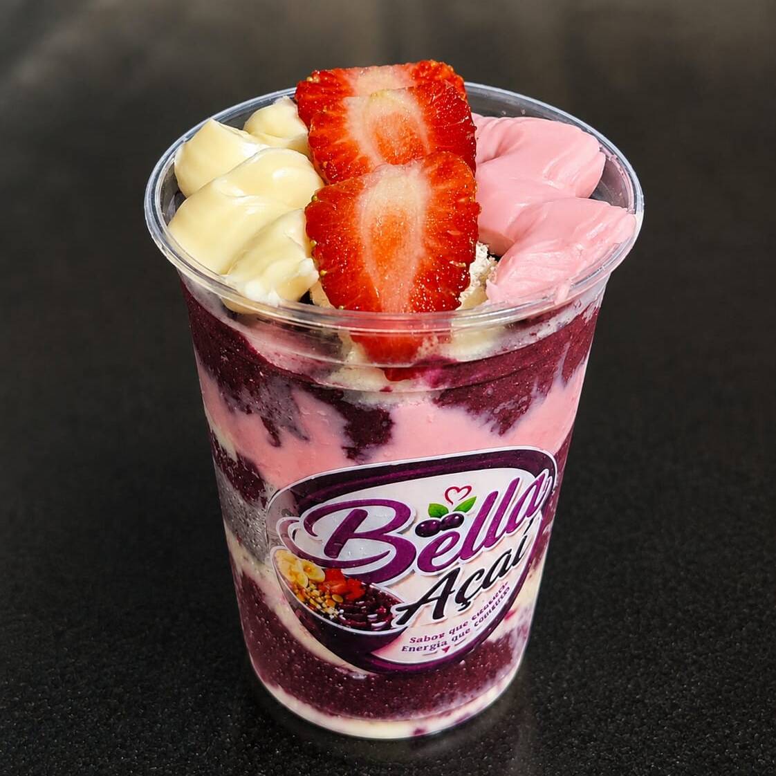 Açaí cremoso com Creme de Ninho, Creme de Morango, Morangos frescos e Leite em Pó.