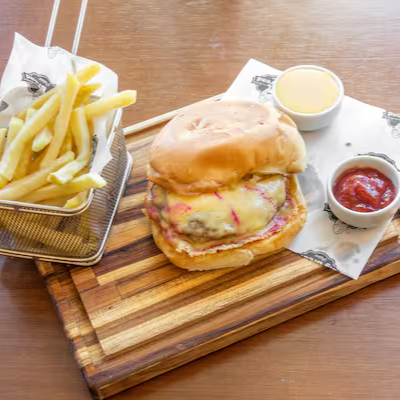 Pão clássico, burger bovino 180g. queijo estepe. Acompanha batata frita e maionese do chefe