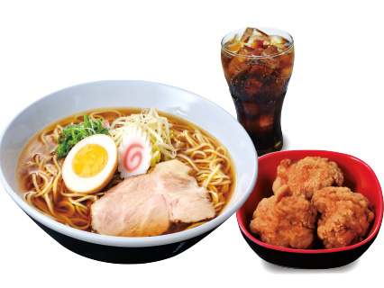 Tokyo Shoyu Lamen – Caldo especial preparado a base de shoyu, carne suína e frango, servido com macarrão, broto de feijão (moyashi), naruto (carne de peixe), ovo temperado e tcha shu (fatias de lombo de porco marinado).