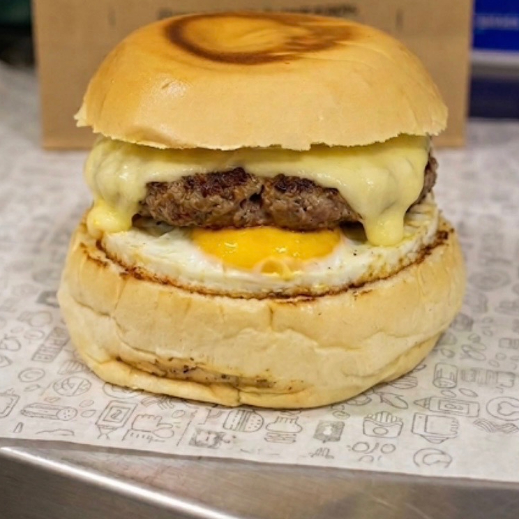 Hambúrguer, mussarela, ovo, maionese e ketchup