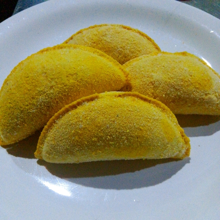 Pastelão frito de carne de 100gramas.