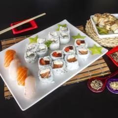 4 uramaki filadélfia, 4 uramaki kani filadélfia, 4 uramaki skin, 4 romeu e julieta, 4 niguiri misto(salmão e peixe branco), 10 hot filadélfia.