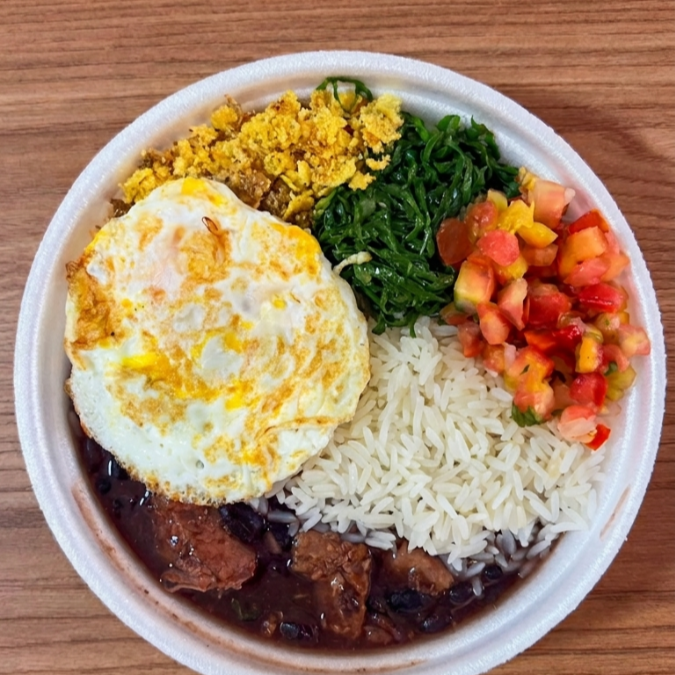 500ml: A Braba! Não importa o dia, a nossa "feijuca" é a solução para qualquer problema! Carne de verdade, tempero caseiro e aquele cheirinho que invade a casa assim que você abre a embalagem.