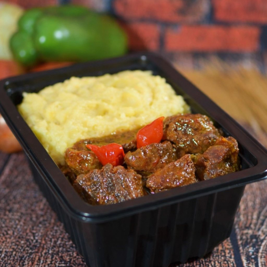 Carne de panela preparada com músculo bovino selecionado, cozinhada lentamente no molho da casa até ficar macia, suculenta e desmanchando no garfo. Acompanha 100g de purê de batata cremoso. 🥩 Proteína 160g de carne de panela ao molho da casa 🥔 Acompanhamento fixo 100g de purê de batata 🍛 Acompanhamentos à escolha (até 4 opções): Feijão (com caldo) – 200g Arroz branco – 120g Espaguete – 120g Farofa temperada – 20g 📦 Embalagem 750ml, lacrada em máquina para garantir segurança e qualidade. 🥗 Serve bem 1 pessoa.