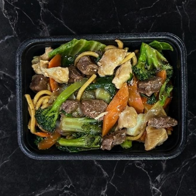Yakissoba Mista com: carne, frango, macarrao e legumes.