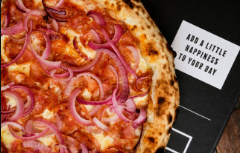 Molho De Tomate, Mozzarella, Calabresa Levemente Picante
e Cebola Roxa.