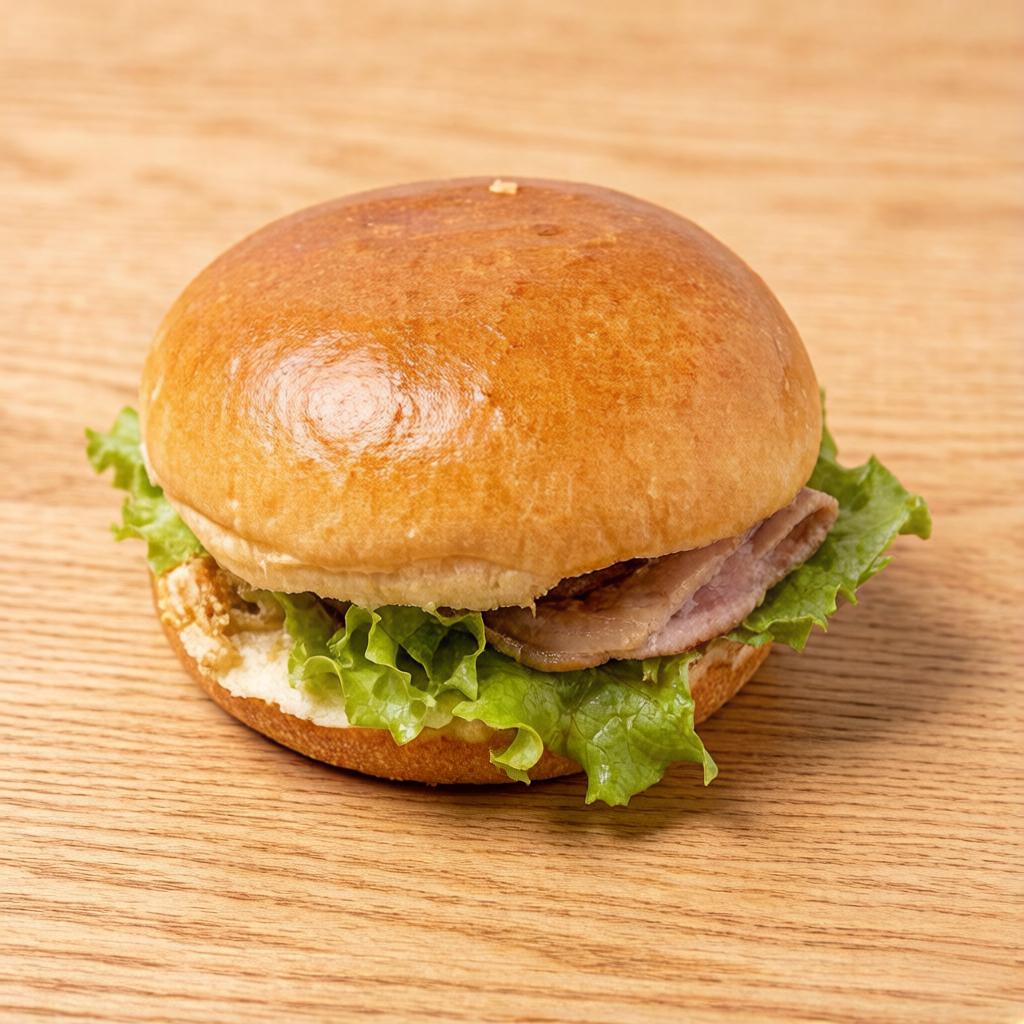 Filé de frango, pão de brioche, bacon, queijo, milho, maionese, tomate e alface