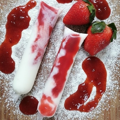 Creme condensado de leite Ninho, com geleia artesanal de morango em pedaços.