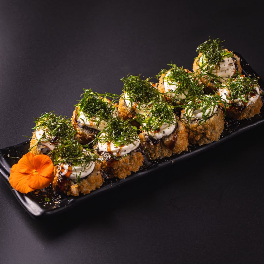 5 peças - Hot Crispys: delicioso Hot Filadélfia preparado com arroz e alga nori recheados com salmão fresco e cream cheese cremoso, empanado na panko e frito até ficar dourado e crocante. Finalizado com molho tarê levemente adocicado, crispy da sua escolha e muito cream cheese por cima para deixar cada peça ainda mais irresistível! 🍣✨🔥