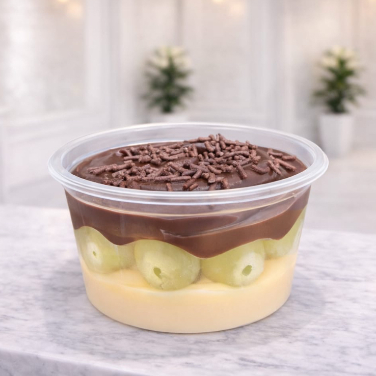 Bombom aberto recheado com uvas frescas, envoltas em um delicioso creme de Ninho e finalizado com uma camada irresistível de creme de chocolate.