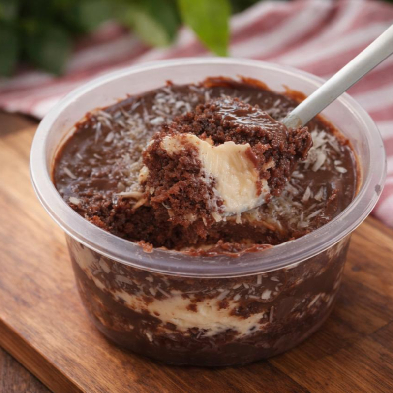Delicioso bolo no pote com duas camadas de bolo 5o% cacau, uma camada de Prestígio bem cremoso , finalizado com creme de chocolate 5o%cacau.