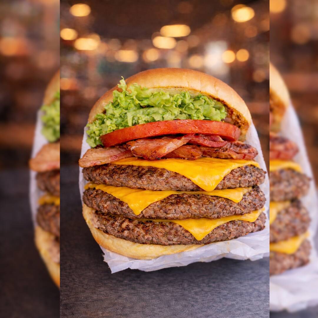 Pão brioche, 3 burger 100g caseiro, 3 cheddar, Bacon, alface e tomate