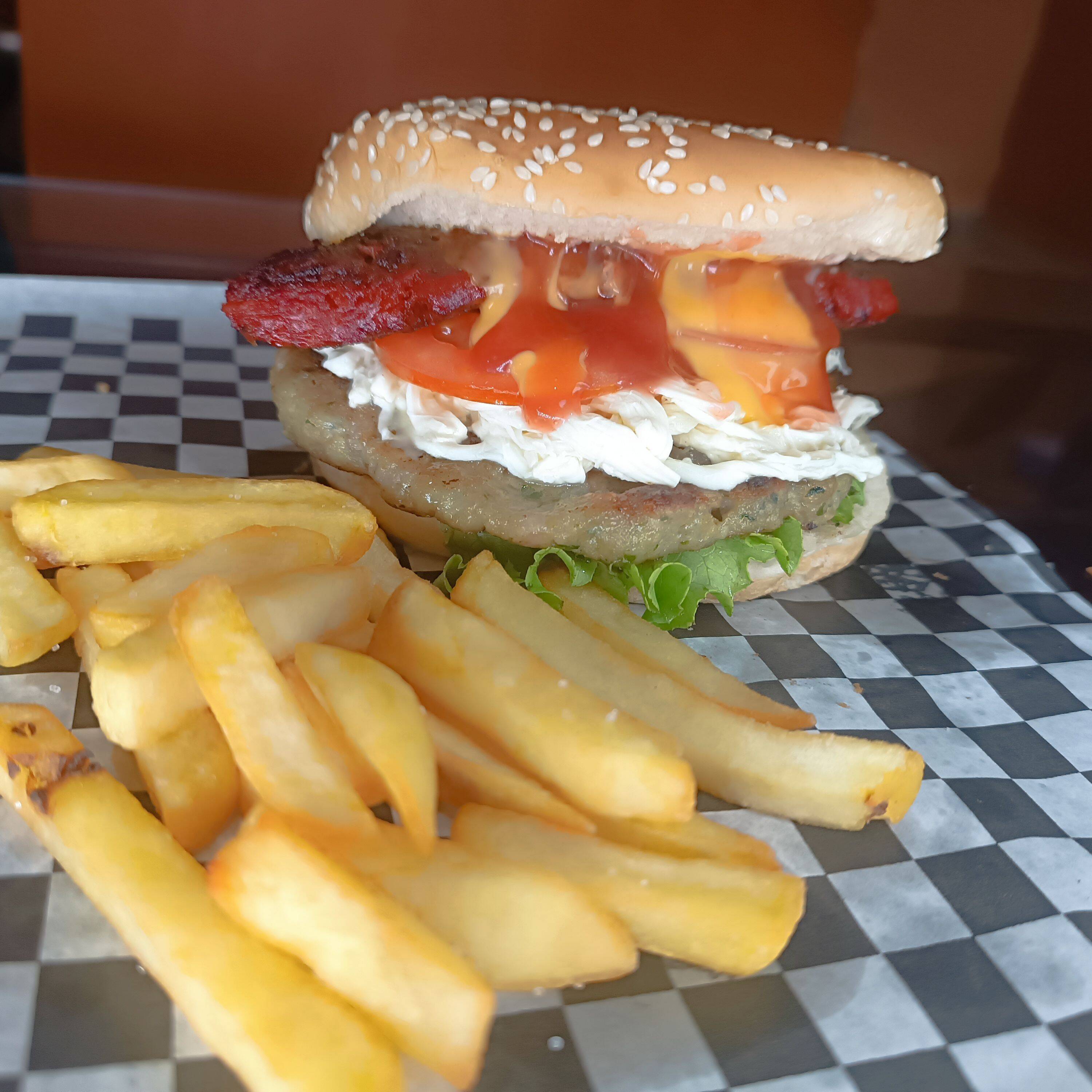 Hamburguesa de Chorizo Español con Papas